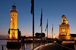 Hafeneinfahrt in Lindau bei Nacht
