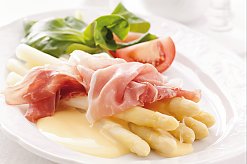 Spargelteller mit Schinken und Sauce Hollandaise