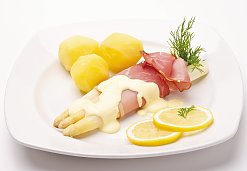Spargelteller mit Schinken und Kartoffeln