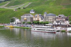 Ausflugsboot vor Bernkastel Kues