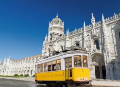 Gelbe Straßenbahn vor dem Mosteiro dos Jerónimos in Belem