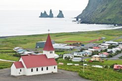 Kirche von Vik y Myrdal mit den Reynisdrangar