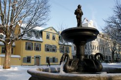 Schillerhaus mit Brunnen 
