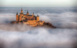 Burg Hohenzollern über den Wolken
