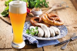 Weißwürste mit Brezen und Weißbier