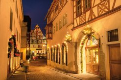 Weihnachtliche Gasse in Rothenburg o. d. Tauber