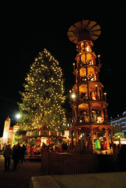Weihnachtspyramide auf dem Striezelmarkt in Dresden 