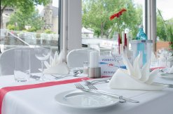 Festlich gedeckter Tisch auf der MS Loreley