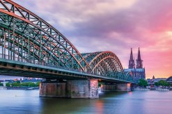 Hohenzollern Brücke mit Blick auf den Kölner Dom