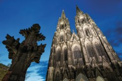 Kölner Dom und Kreuzblume bei Nacht