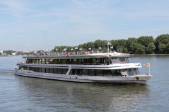 Rheinlandschaft mit Schiff