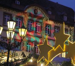 Weihnachtlich beleuchtetes Rathaus in Neustadt