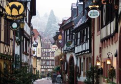 Winterliche Hintergasse in Neustadt an der Weinstraße