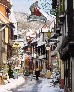 Winterliche Hintergasse in Neustadt