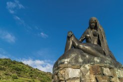 Loreley hält am Rhein nach Schiffen Ausschau