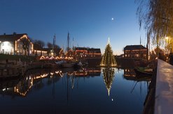 Der schwimmende Weihnachtsbaum und Wintermarkt