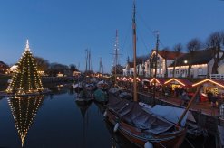 Der schwimmende Weihnachtsbaum und Wintermarkt