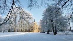 Verschneiter Evenburgpark in Leer im Winter