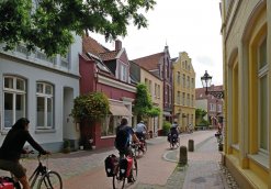 Radfahrer in der Altstadt von Leer