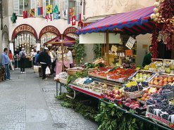 Markt in der Via Pestina