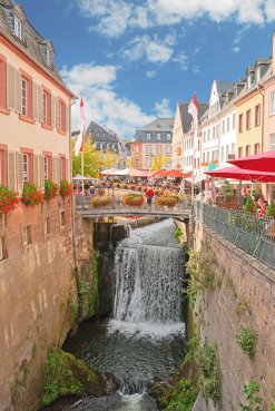 Der spektakuläre Wasserfall in der Altstadt von Saarburg
