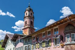 Mittenwald mit seinem Wahrzeichen Kirche St. Peter und Paul