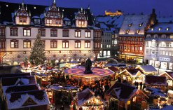Coburger Weihnachtsmarkt mit Veste im Hintergrund