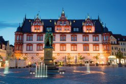 Marktplatz mit Rathaus und Prinz Albert Statue in Coburg