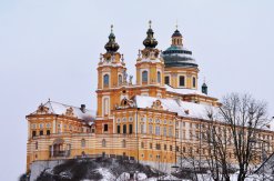 Stift Melk im Winterkleid