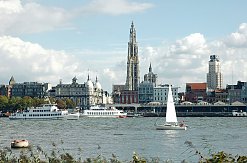 Blick über die Schelde auf die Stadt Antwerpen