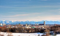 Panorama München mit Blick auf die Alpen
