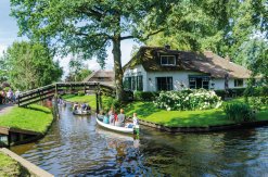 Grachtenfahrt in Giethoorn