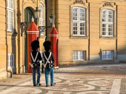 Wachen vor dem Schloss Amalienborg