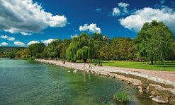 Promenade und Liegewiese am Plattensee