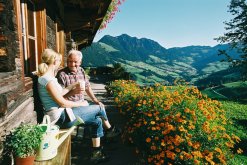 Small Talk vor einer Hütte