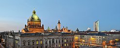 Stadtpanorama am Abend