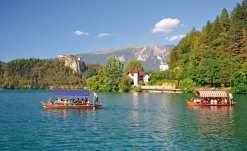 Ausflugsboot auf dem Bleder SeeBled Julische Alpen Slowenien