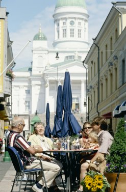 Straßencafe am Dom in Helsinki