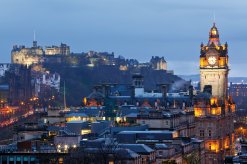 Blick über Edinburgh mit Schloss bei Nacht