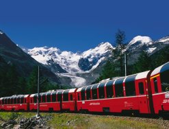 Bernina Express vor Morteratsch Gletscher