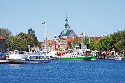 Emder Delft mit Ausflugs- und Zollbooten