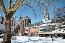 Aachener Dom und Kirche St. Foillan im Winter