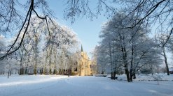 Verschneiter Evenburgpark in Leer im Winter