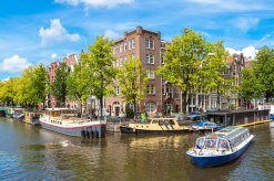 Kanal mit Booten in Amsterdam 
