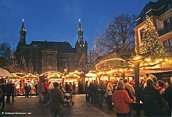 Weihnachtsmarkt und Rathaus, Aachen