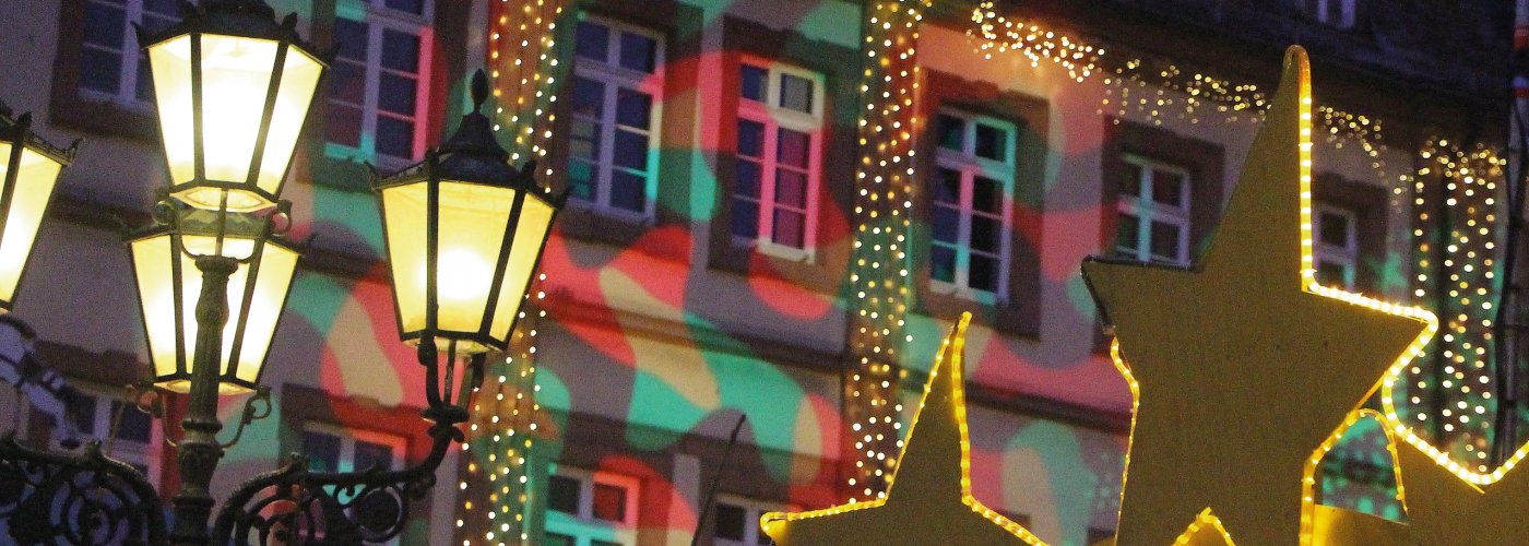 Weihnachtlich beleuchtetes Rathaus in Neustadt